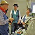 Egal ob Fachgespräch oder Smalltalk – der Schwäbische Trachtenmarkt bringt jedes Jahr zahlreiche Trachtenbegeisterte zusammen. - Foto: Alois Walter