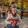 Eine junge Frau in einem Biedermeiergewand lächelt freundlich. Eine junge Frau in einem Biedermeiergewand lächelt freundlich.