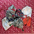Diverse kleine Beutel aus bunten Stoffen.