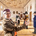 Ein Mann in Tracht bittet den Betrachter freundnlich herein. Ein Mann in Tracht bittet den Betrachter freundnlich herein.