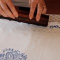 Beim Aufsetzen der Druckmodel ist Fingerspitzengefühl gefragt; mit ein wenig Übung geht es aber gut von der Hand. - Foto: Alexander Smit, Bezirk Schwaben