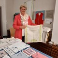 Thea Baur mit einigen ihrer in der Technik des Modelhanddrucks bedruckten Textilien. - Foto: Monika Hoede, Bezirk Schwaben