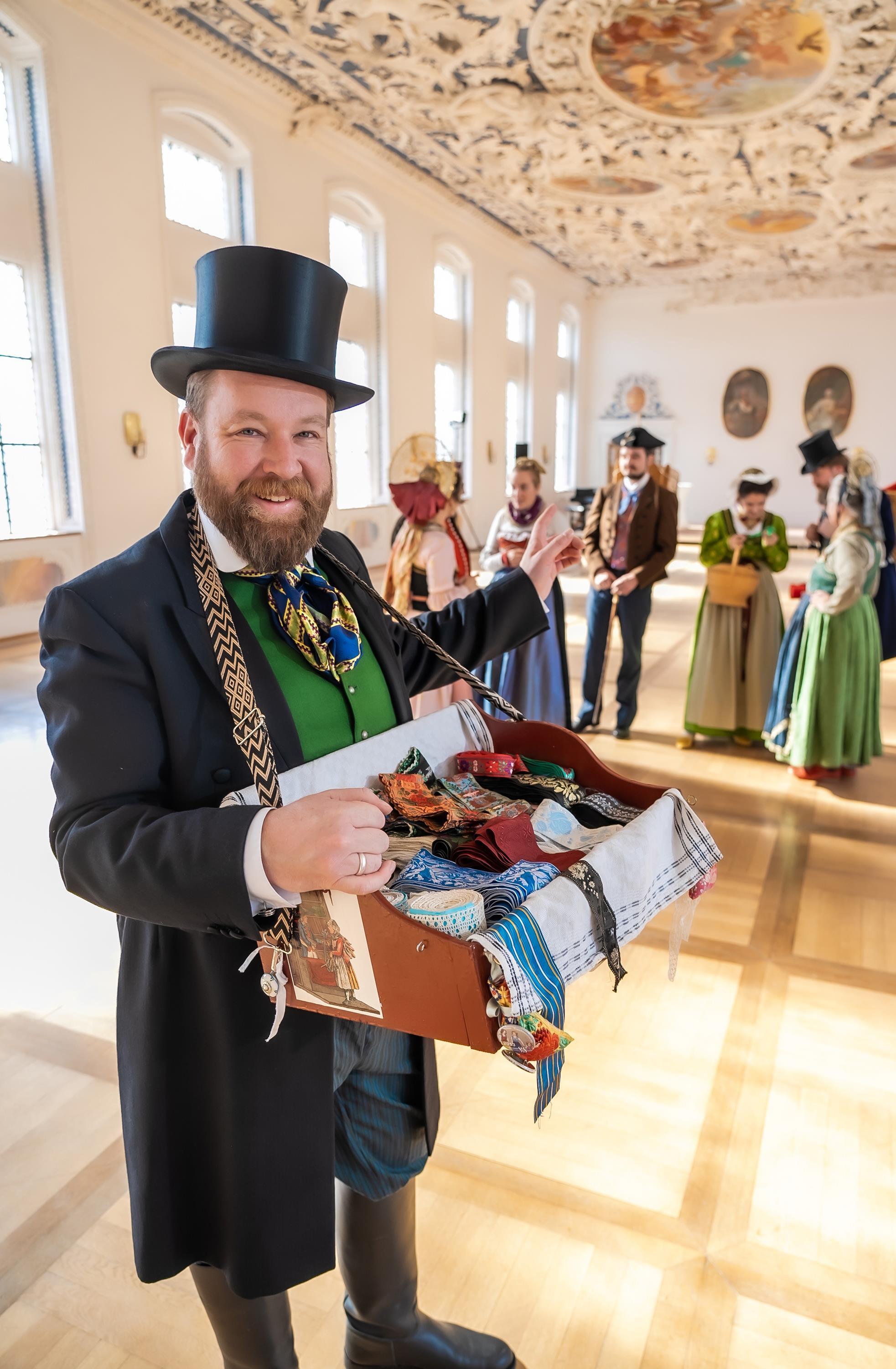 Trachten, Schmuck und vieles mehr werden feilgeboten beim Trachtenkulturmarkt im Barockkloster Wettenhausen. - Foto: Andreas Keilholz