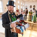 Trachten, Schmuck und vieles mehr werden feilgeboten beim Trachtenkulturmarkt im Barockkloster Wettenhausen. - Foto: Andreas Keilholz