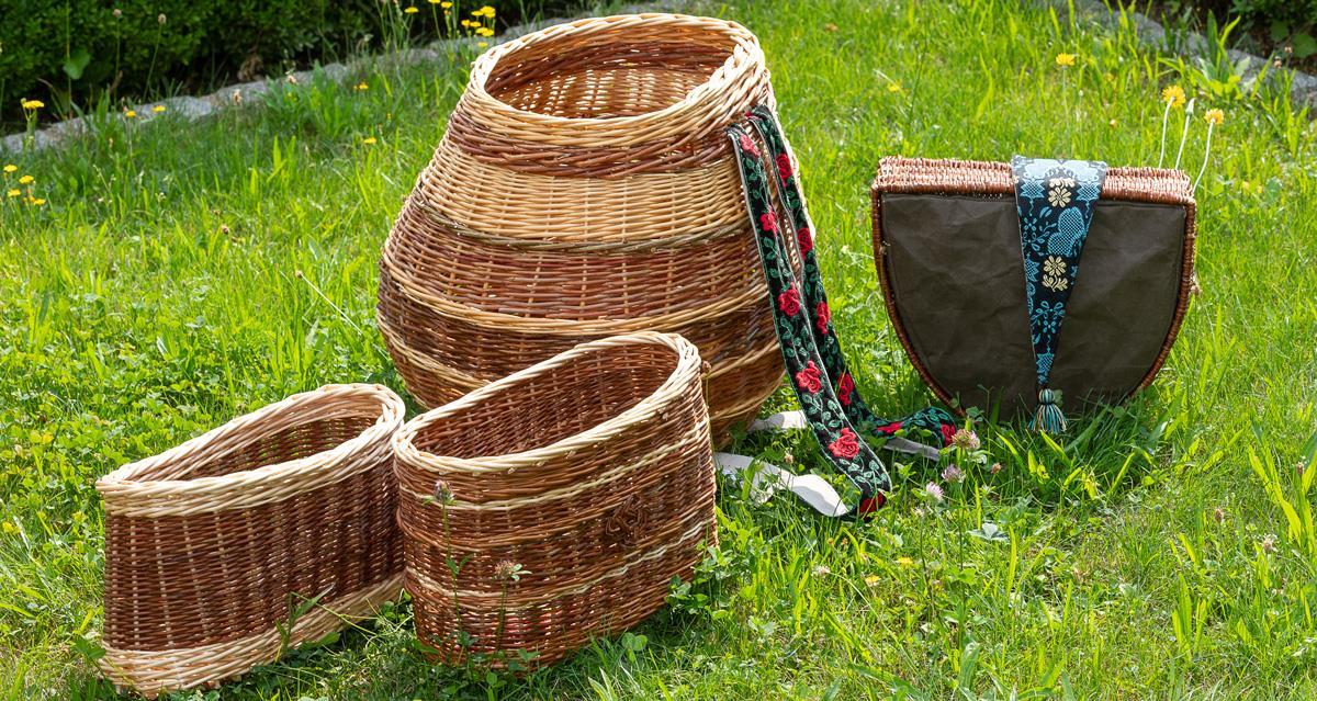 Vier Körbe auf einer Wiese