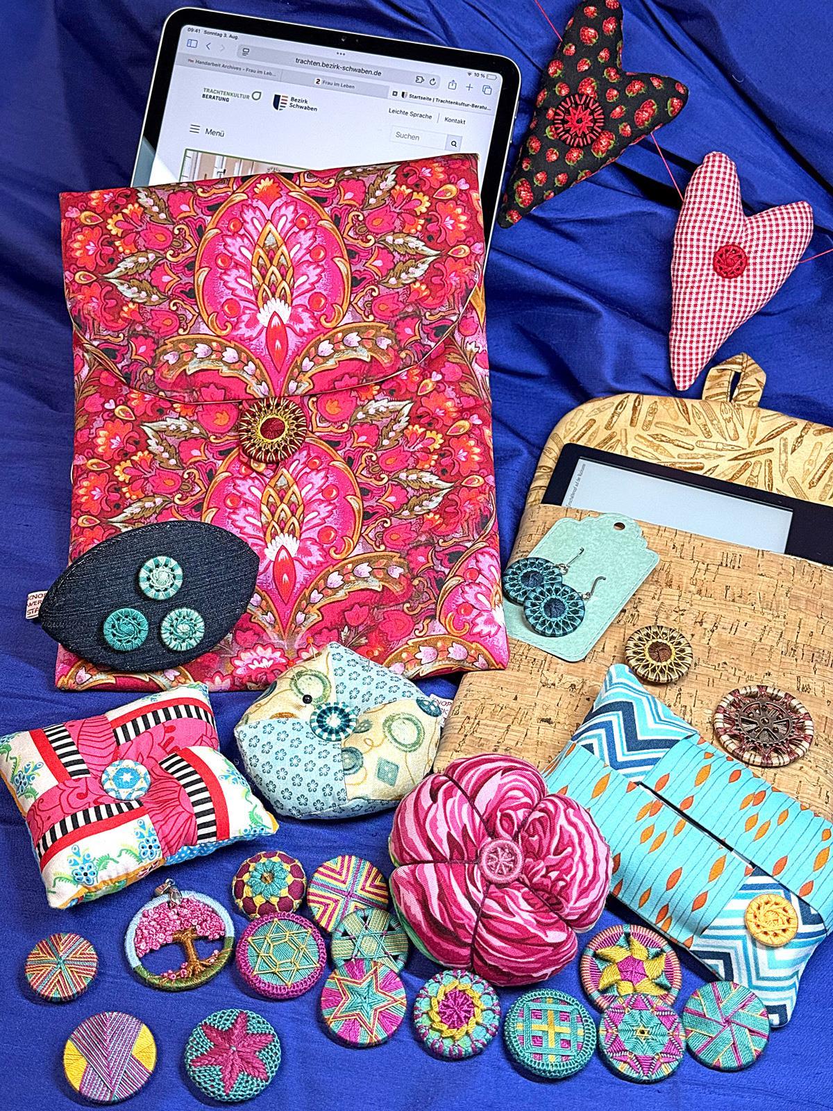 Diverse Posamentenknöpfe und bunte Täschchen.