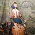 Ein Aichacher Musigwand auf einer Puppe mit Fahrrad