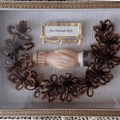 Ein Haarbild  mit der Beschriftung "Aus Freundschaft"