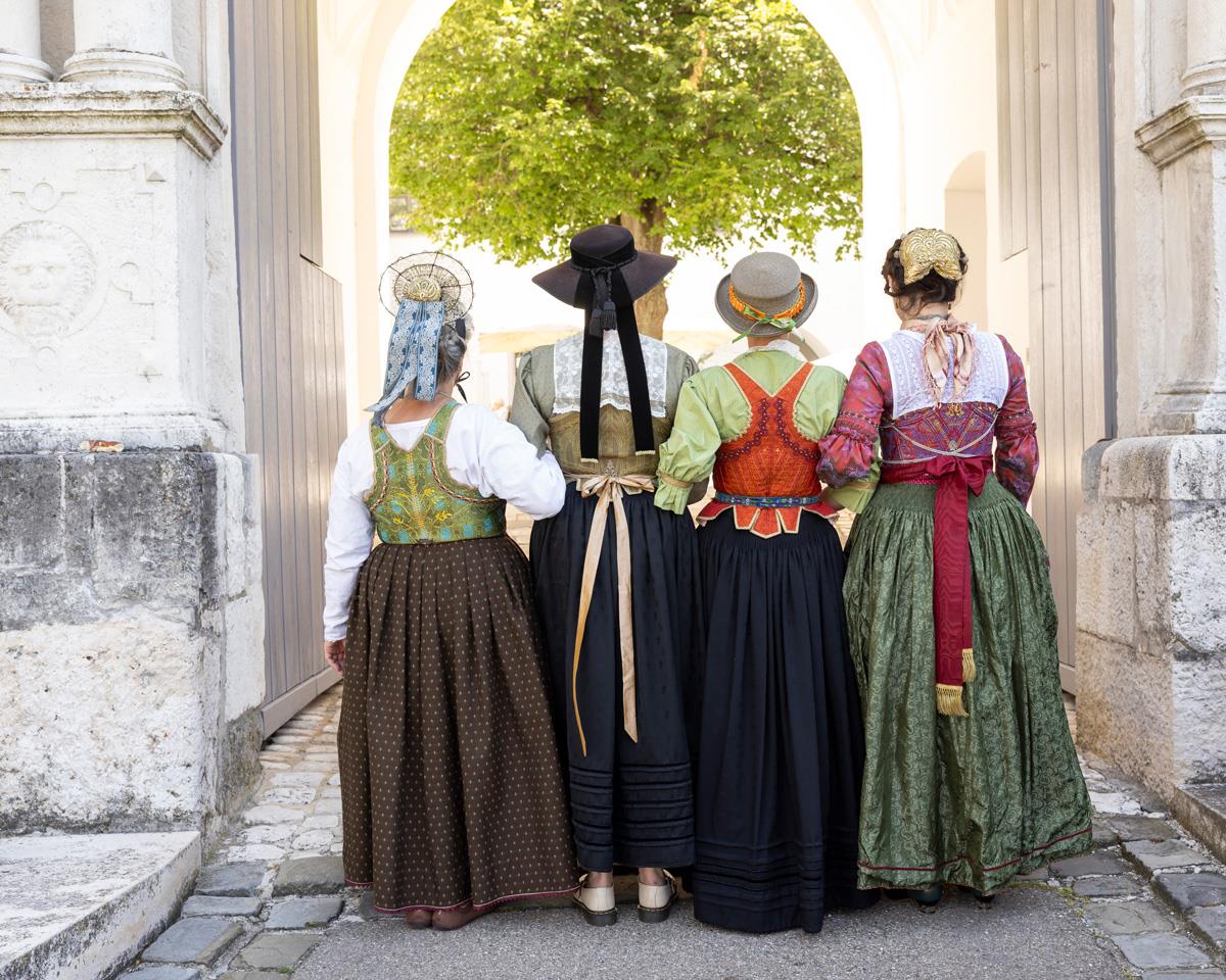Vier Frauen in Miedern im Stil des Biedermeier