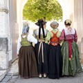 Vier Frauen in Miedern im Stil des Biedermeier