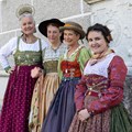 Vier Frauen in Miedern im Stil des Biedermeier Vier Frauen in Miedern im Stil des Biedermeier