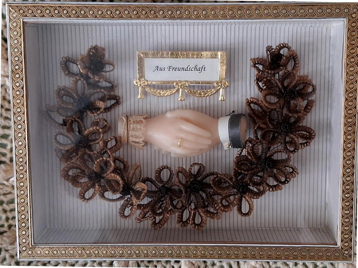 Trachtenkultur-Beratung - Eine haarige Angelegenheit: Haararbeiten in der Kreisheimatstube Stoffenried