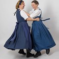 Zwei Frauen im Werktagsgewand tanzen