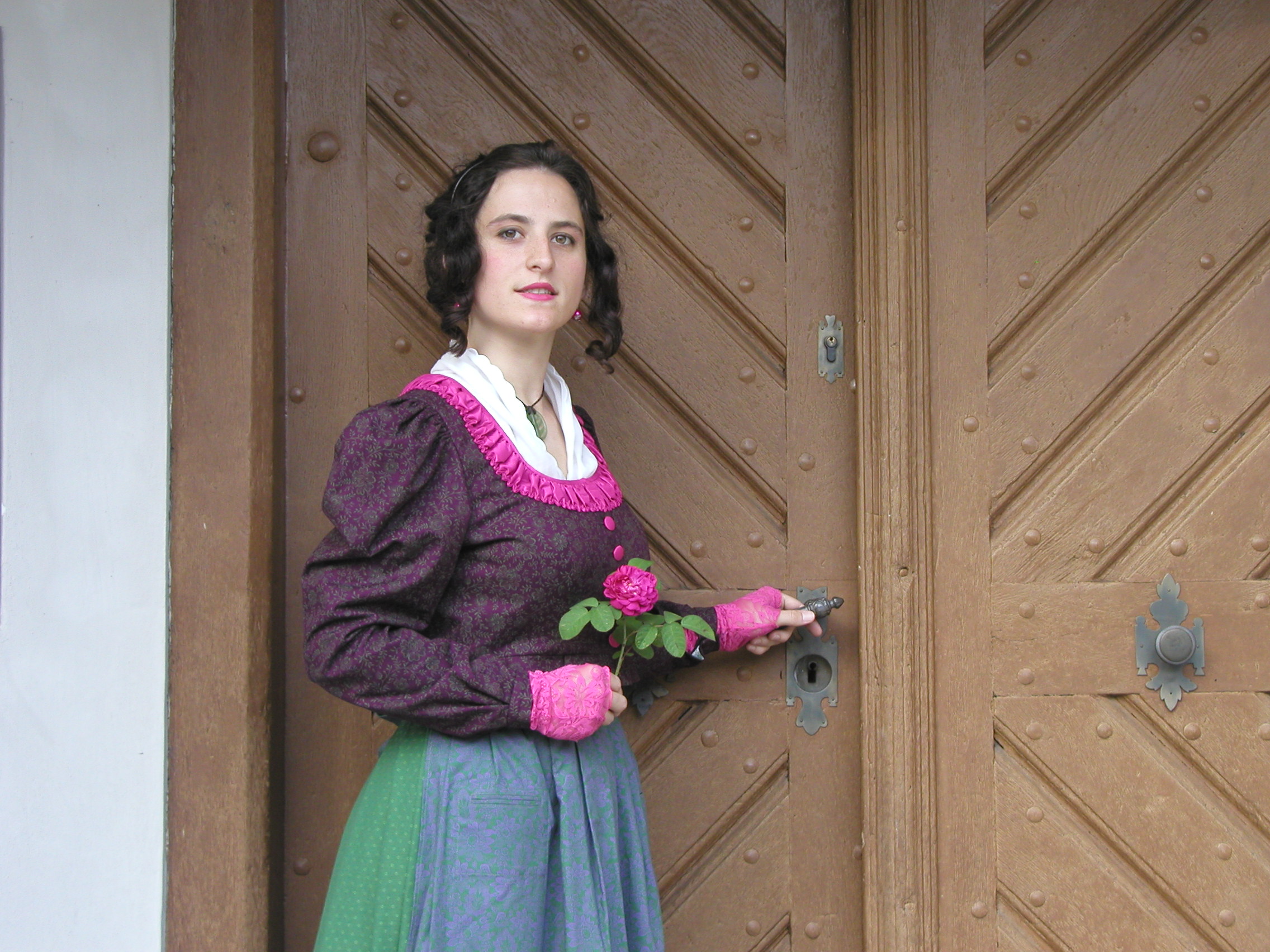 Sandra-Janine Müller in ihrem Gesellenstück an der Eingangstüre zum Landauer Haus