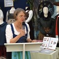 Bezirkstagsvizepräsidentin Barbara Holzmann umringt von Schneiderpuppen mit den neuesten Mustertrachten