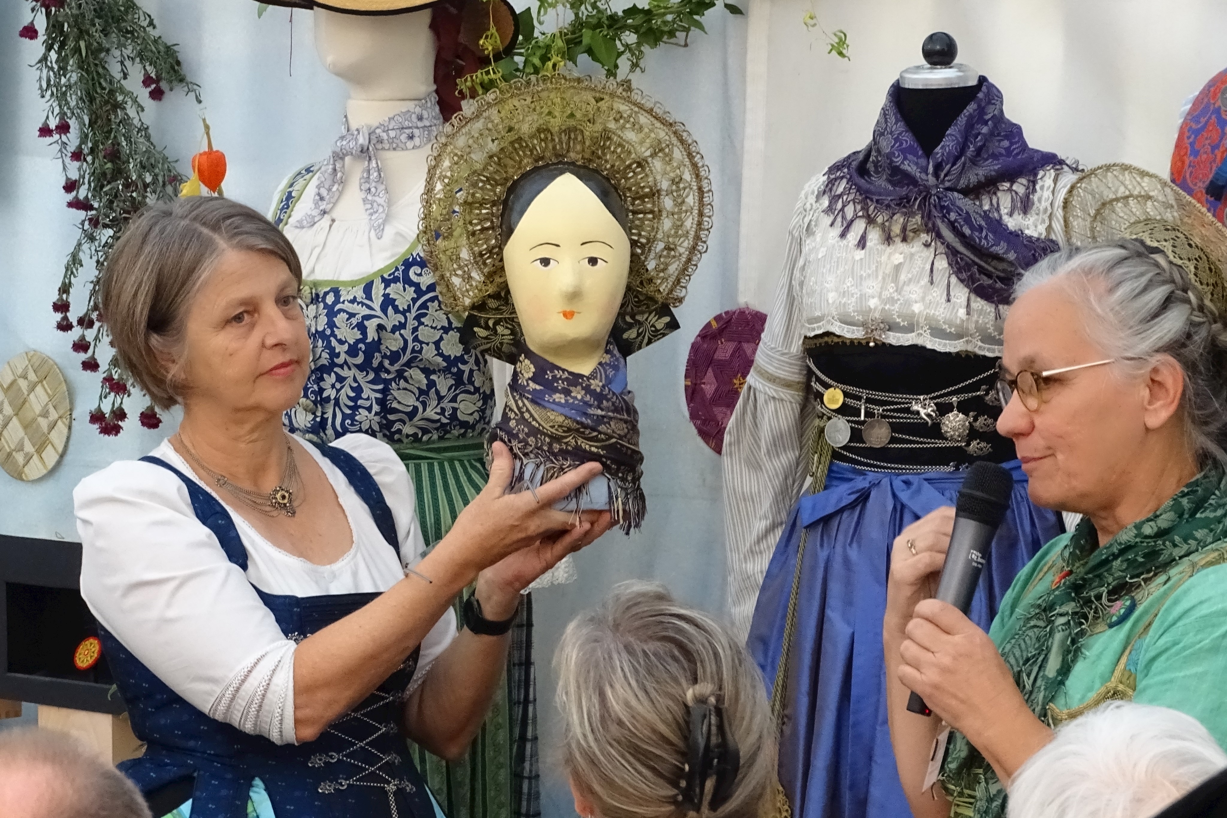 Monika Hoede und Barbara Holzmann stellen Trachten und Accessoires auf dem Trachtenmarkt 2019 vor.