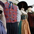 Schwäbische Trachten ausgestellt am Stand der Trachtenkultur-Beratung beim Schwäbischen Trachtenmarkt 2019 in Krumbach. - Foto: Vera Kudlinski