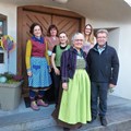 vordere Reihe: rechts H. Zinsler vom offenen Tafelkreis, links Leiterin der Trachtenkultur-Beratung M. Hoede,  hintere Reihe: v. r. n. l. das Team der Trachtenkulturberatung A. Heimbach, E. Araz, M. Chaudhry und S. J.-Müller. - Foto: Alois Walter