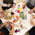 Fünf Handpaare zeigen unterschiedlichste Handarbeiten.