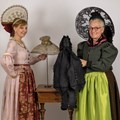 Das Team der Trachtenkultur-Beratung um Leiterin Monika Hoede fertigt historische Radhauben. -  Foto: Georg Drexel