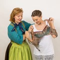 Der persönliche BH darf auch aus Baumwollstoffen entstehen. Hier wird der Prototyp bewundert. - Foto: Georg Drexel